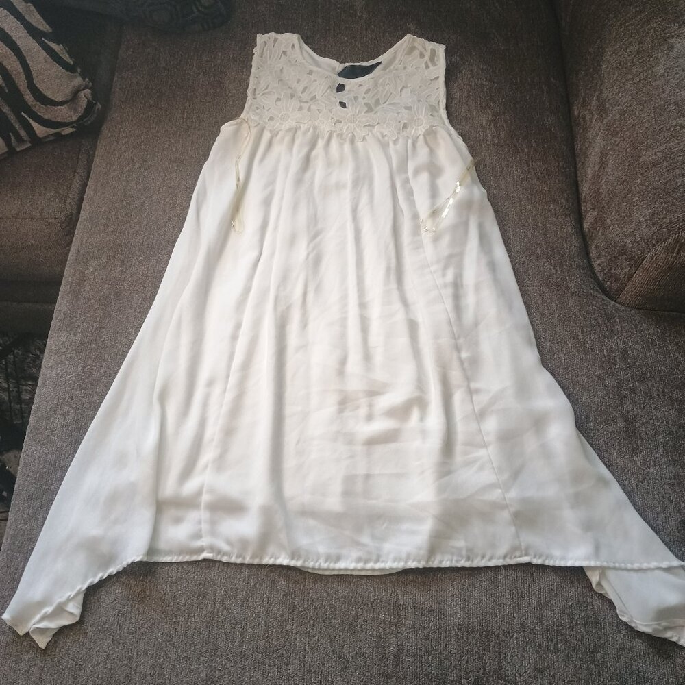 Women's Sleeveless Lace Yoke Tunic Top - White